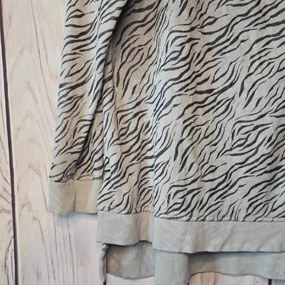 Jane and Delancey Gray Zebra Print Sweatshirt Size XL - Picture 4 of 9